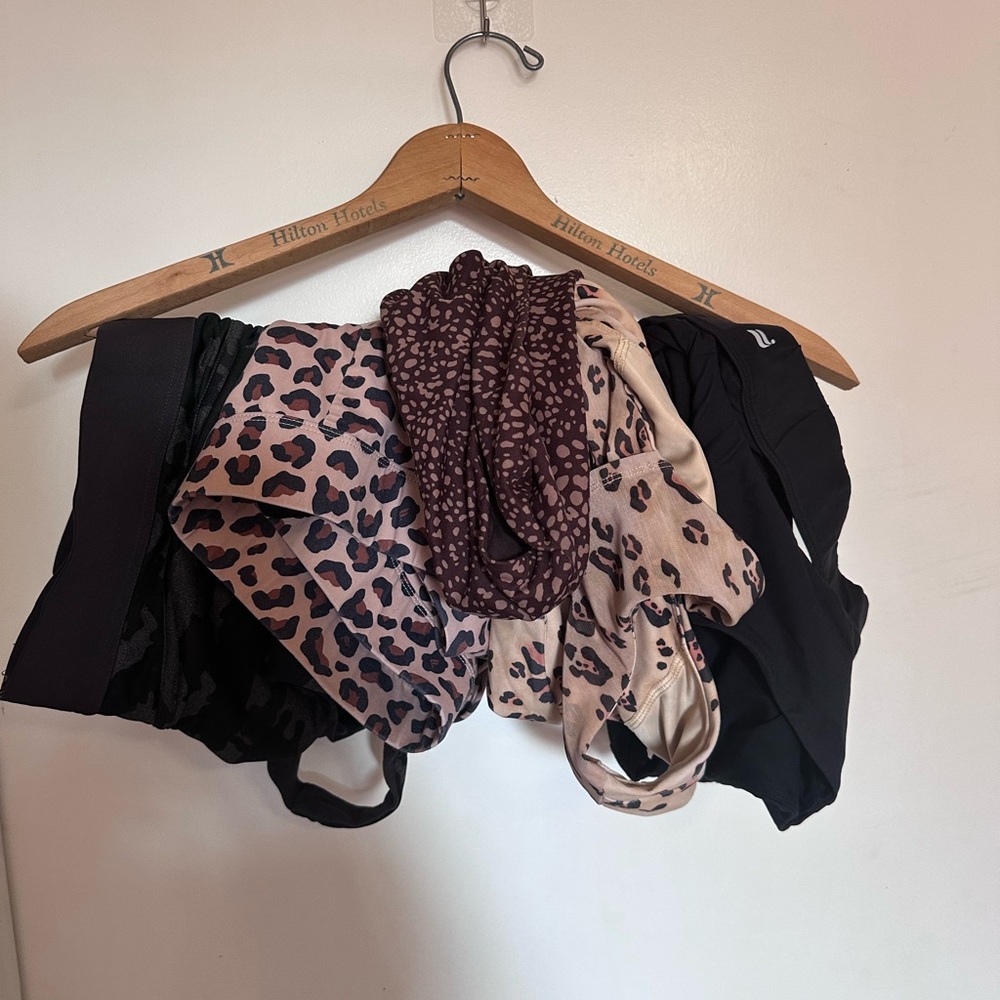 Pack of 5 fabletics sports bras. 1x